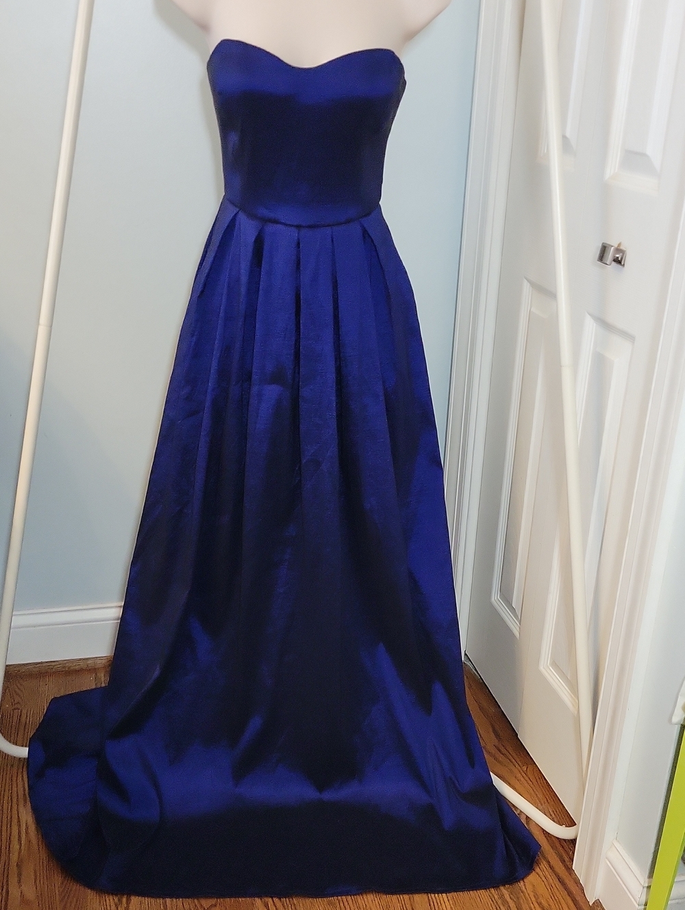 Windsor Sweetheart Neckline Strapless Royal Blue Evening Dress NWT Size Small